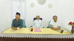 Pasangan Calon Bupati dan Wakil Bupati Bangkalan, Mathur Husyairi dan Jayus Salam di dampingi oleh ketua tim pemenangan K.H. Zainal Alim, saat melakukan konferensi pers di salah satu tempat di Bangkalan, Kamis malam, 05 Desember 2024