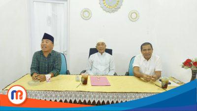 Pasangan Calon Bupati dan Wakil Bupati Bangkalan, Mathur Husyairi dan Jayus Salam di dampingi oleh ketua tim pemenangan K.H. Zainal Alim, saat melakukan konferensi pers di salah satu tempat di Bangkalan, Kamis malam, 05 Desember 2024