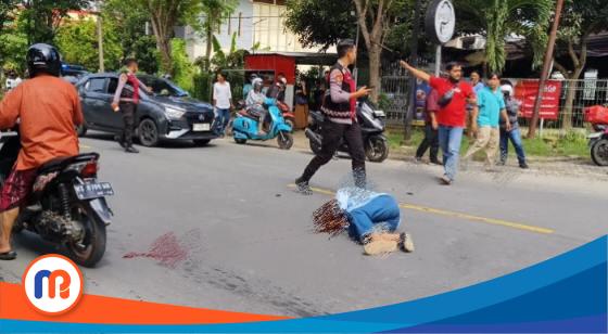 Korban pengguna motor Genio warna hitam hasil pantauan wartawan madurapers Tempat Kejadian Perkara (TKP) Jl. Halim Perdana Kusuma No.5, Wr 08, Mlajah, Kec. Bangkalan, belum tersentuh atau evakuasi dari pihak kepolisian maupun warga, sehingga korban terlihat berlumuran darah di jalanan