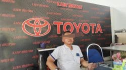 Oknum marketing (AWH) Liek Motor Toyota saat media ini meminta izin mengambil fotonya usai melakukan mediasi di kantor pembantu Liek Motor Toyota di Kabupaten Bangkalan