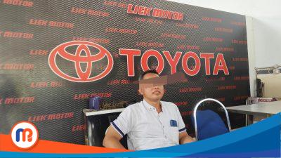 Oknum marketing (AWH) Liek Motor Toyota saat media ini meminta izin mengambil fotonya usai melakukan mediasi di kantor pembantu Liek Motor Toyota di Kabupaten Bangkalan