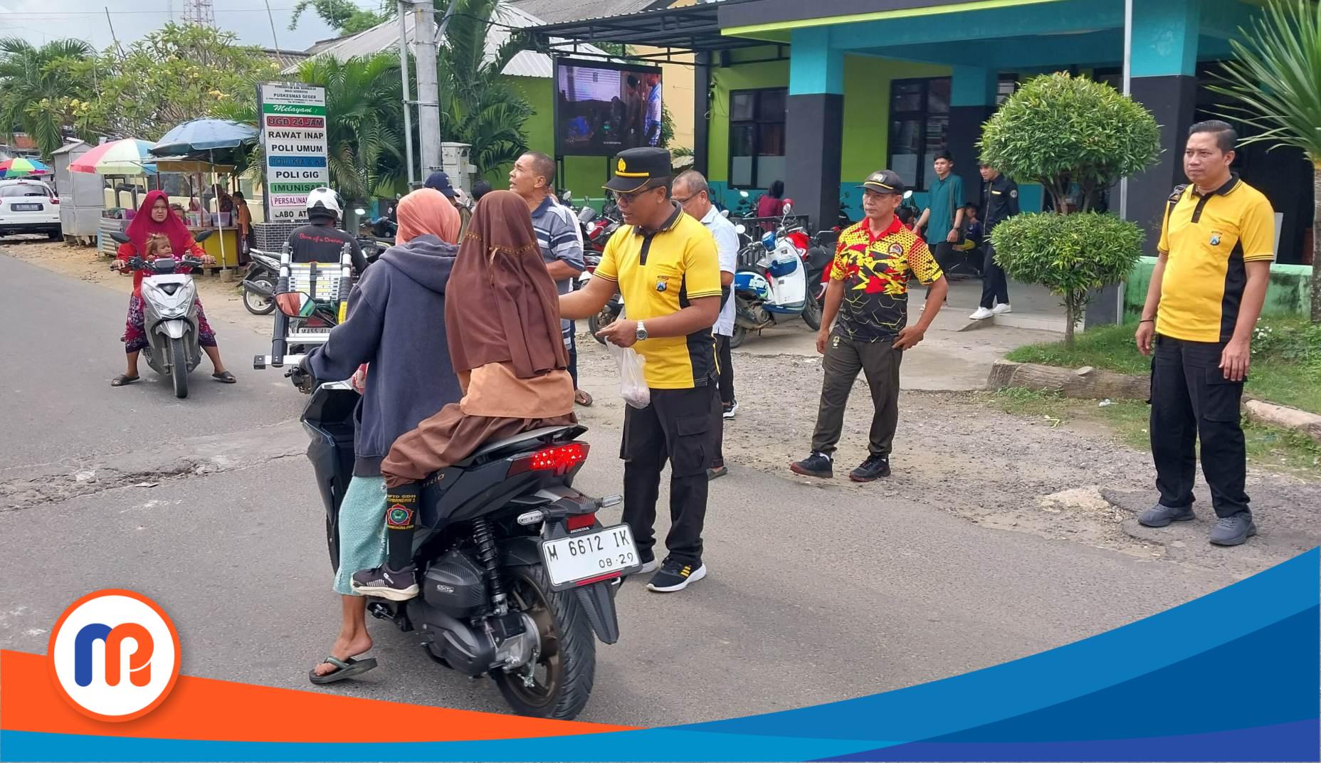 Kepala Puskesmas Geger bersama Muspika (Musyawarah Pimpinan Kecamatan) Geger, Kabupaten Bangkalan saat menggelar baksos (bakti sosial) yang berlangsung di depan Puskesmas dan Masjid Nuruh Huda Kombangan