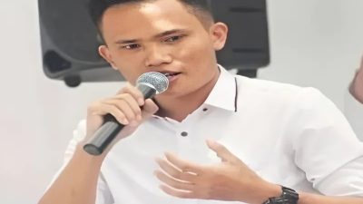 Jhon Sitorus adalah pegiat media sosial yang aktif mengkritisi masalah politik, sosial, dan ekonomi di media sosial