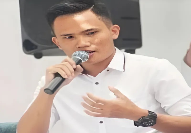 Jhon Sitorus adalah pegiat media sosial yang aktif mengkritisi masalah politik, sosial, dan ekonomi di media sosial