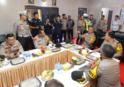 Kapolda Jatim, Irjen Pol Imam Sugianto bersama pejabat utama Polda Jatim di Pos Pengamanan dan Pelayanan di Surabaya – Sidoarjo