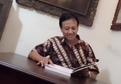 Henry Subiakto, Guru Besar Ilmu Komunikasi Universitas Airlangga (UNAIR)