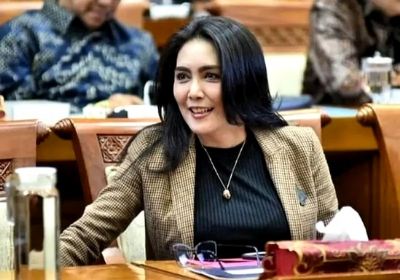 Rieke Diah Pitaloka, anggota DPR RI dari Fraksi PDI Perjuangan yang dijadwalkan dipanggil dalam sidang MKD DPR RI, terkait pernyataannya yang meminta penundaan atau pembatalan kenaikan tarif PPN 12%