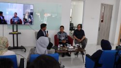 Suasana kegiatan bedah buku "Kita Begitu Dekat"