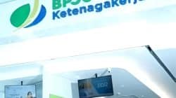 BPJS Kesehatan menyalurkan uang pensiun kepada pekerja melalui program Jaminan Pensiun (JP). Jaminan Pensiun ini memberikan uang tunai bulanan kepada peserta sejak memasuki usia pensiun hingga meninggal dunia