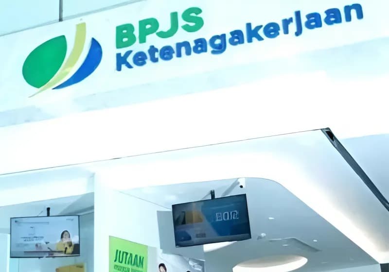 BPJS Kesehatan menyalurkan uang pensiun kepada pekerja melalui program Jaminan Pensiun (JP). Jaminan Pensiun ini memberikan uang tunai bulanan kepada peserta sejak memasuki usia pensiun hingga meninggal dunia