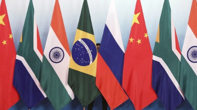 Staf pekerja berdiri di belakang bendera nasional Brasil, Rusia, Tiongkok, Afrika Selatan dan India untuk merapikan bendera menjelang foto bersama selama KTT BRICS di Pusat Konferensi dan Pameran Internasional Xiamen di Xiamen, Provinsi Fujian Tiongkok tenggara, Senin, 4 September 4, 2017