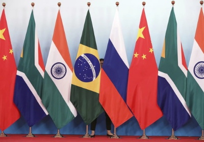 Staf pekerja berdiri di belakang bendera nasional Brasil, Rusia, Tiongkok, Afrika Selatan dan India untuk merapikan bendera menjelang foto bersama selama KTT BRICS di Pusat Konferensi dan Pameran Internasional Xiamen di Xiamen, Provinsi Fujian Tiongkok tenggara, Senin, 4 September 4, 2017