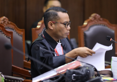 Pada sidang Pemeriksaan Pendahuluan Perkara Nomor 50/PHPU.WAKO-XXIII/2025 terkait Perselisihan Hasil Pemilihan Umum Wali Kota Sawahlunto, Afriendi Sikumbang hadir sebagai perwakilan kuasa hukum Pemohon