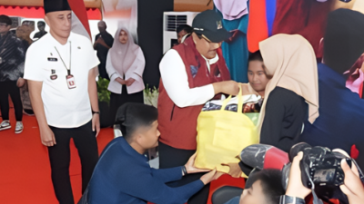 Meteri Sosial, Syaifullah Yusuf (Gus Ipul) bersama Bupati Bangkalan (Arief M. Edie) dalam kegiatan dialog interaktif bersama pilar-pilar kesejahteraan sosial di Pendopo Agung Kabupaten Bangkalan