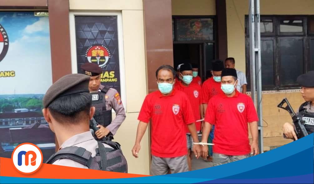 Pelaku dugaan perjudian sabung ayam saat digiring polisi di Polres Sampang