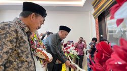 Ketua DPRD Sumenep, H. Zainal Arifin, S.H., saat melakukan pemotongan pita pada kegiatan peresmian gedung baru DPRD Sumenep pada Kamis (02/01/2025)