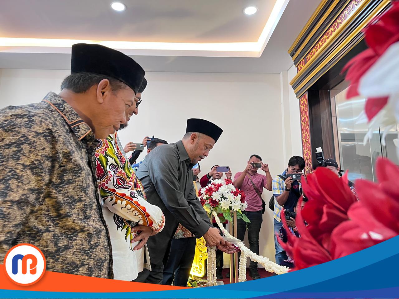 Ketua DPRD Sumenep, H. Zainal Arifin, S.H., saat melakukan pemotongan pita pada kegiatan peresmian gedung baru DPRD Sumenep pada Kamis (02/01/2025)