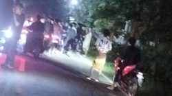 Puluhan pemuda diduga pelaku balap liar memadati Jl. Raya Nepa, Banyuates, Sampang