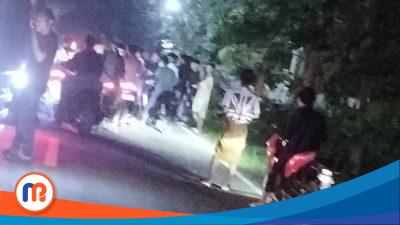 Puluhan pemuda diduga pelaku balap liar memadati Jl. Raya Nepa, Banyuates, Sampang