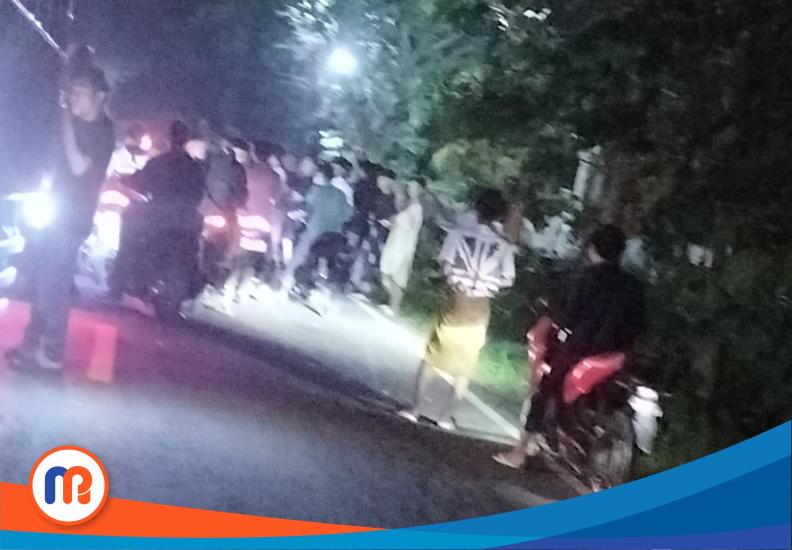 Puluhan pemuda diduga pelaku balap liar memadati Jl. Raya Nepa, Banyuates, Sampang