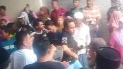 Nampak terduga pelaku pencurian (maling) dipiting oleh salah seorang anggota Polsek Sokobanah dan dikerumuni oleh warga