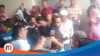 Nampak terduga pelaku pencurian (maling) dipiting oleh salah seorang anggota Polsek Sokobanah dan dikerumuni oleh warga