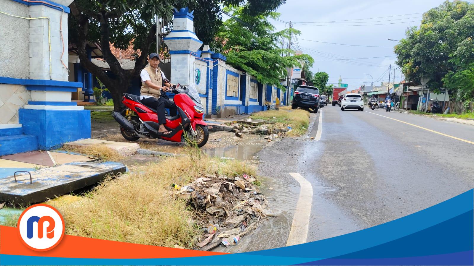 Gorong-gorong depan pintu masuk kantor Kecamatan Banyuates meluap hingga keluarkan bau busuk