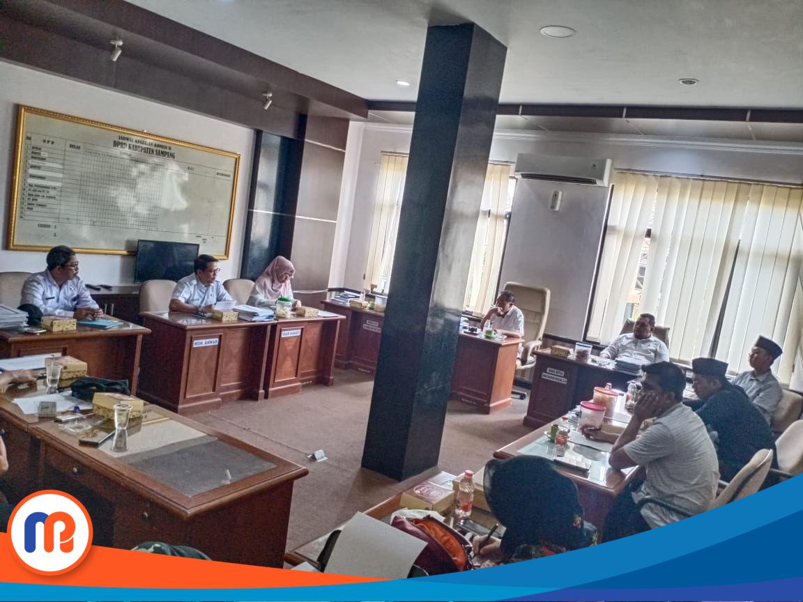 Komisi II DPRD Kabupaten Sampang menggelar rapat kerja bersama Dispertan KP dan Diskopindag serta Puskeswan se Kabupaten Sampang