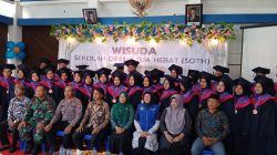 Foto bersama Forkopimcam, Pemdes Banyuates dan peserta wisuda SOTH