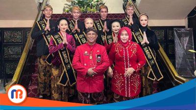 Foto bersama Mohammad Iksan, Kepala Dinas Kebudayaan, Pemuda, Olahraga, dan Pariwisata (Kadisbudporapar) Kabupaten Sumenep bersama istrinya pada beberapa waktu lalu