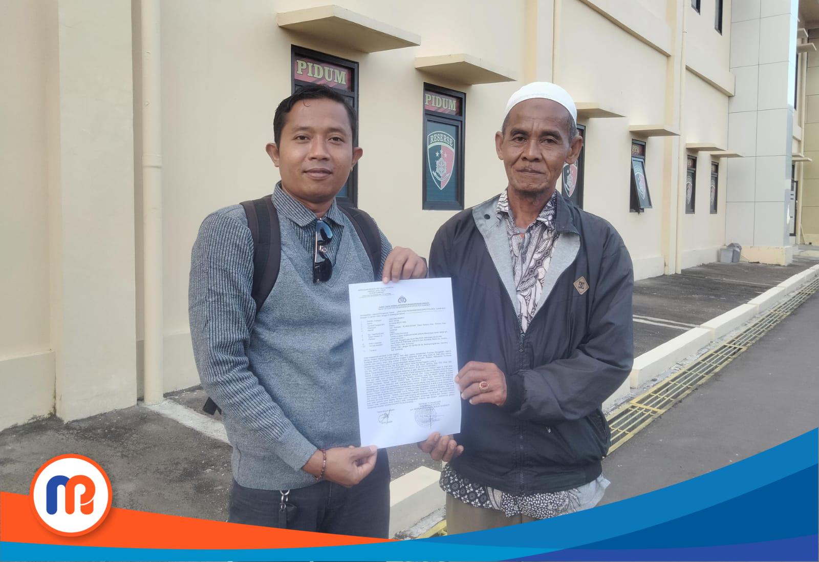 Kuasa hukum Moh. Sadik, Marlaf Sucipto bersama Moh. Sadik (59), warga Kecamatan Rubaru