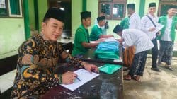 Abdur Rohim, Kades Montor saat melakukan registrasi sebagai peserta PKD IV