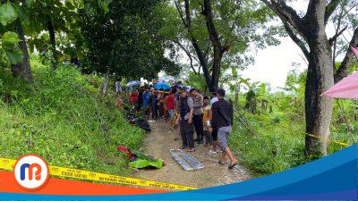 Jenazah korban pembunuhan saat hendak di evakuasi oleh petugas