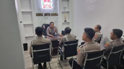 Kanit Unit Gakkum Satlantas Polres Bangkalan, IPDA Akh. Juahari, S.H., M.H., di ruang kerja bersama anggota Satlantas Polres Bangkalan, di Pejagan, Kecamatan Bangkalan, Kabupaten Bangkalan, Jawa Timur