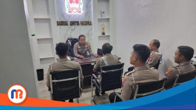 Kanit Unit Gakkum Satlantas Polres Bangkalan, IPDA Akh. Juahari, S.H., M.H., di ruang kerja bersama anggota Satlantas Polres Bangkalan, di Pejagan, Kecamatan Bangkalan, Kabupaten Bangkalan, Jawa Timur