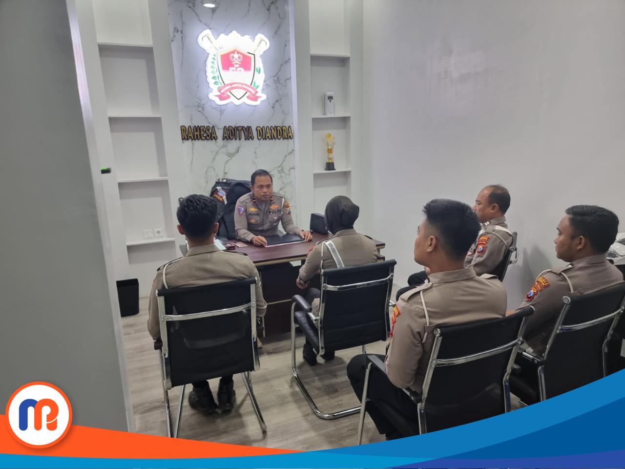 Kanit Unit Gakkum Satlantas Polres Bangkalan, IPDA Akh. Juahari, S.H., M.H., di ruang kerja bersama anggota Satlantas Polres Bangkalan, di Pejagan, Kecamatan Bangkalan, Kabupaten Bangkalan, Jawa Timur