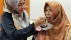 Almarhumah Ibu, Hj Siti Khadijah sebelum meninggal disuapin oleh anaknya ibu, Prof. Dr. Siti Mariah, MH., Rektor Universitas Dr. Soetomo Surabaya