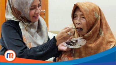 Almarhumah Ibu, Hj Siti Khadijah sebelum meninggal disuapin oleh anaknya ibu, Prof. Dr. Siti Mariah, MH., Rektor Universitas Dr. Soetomo Surabaya