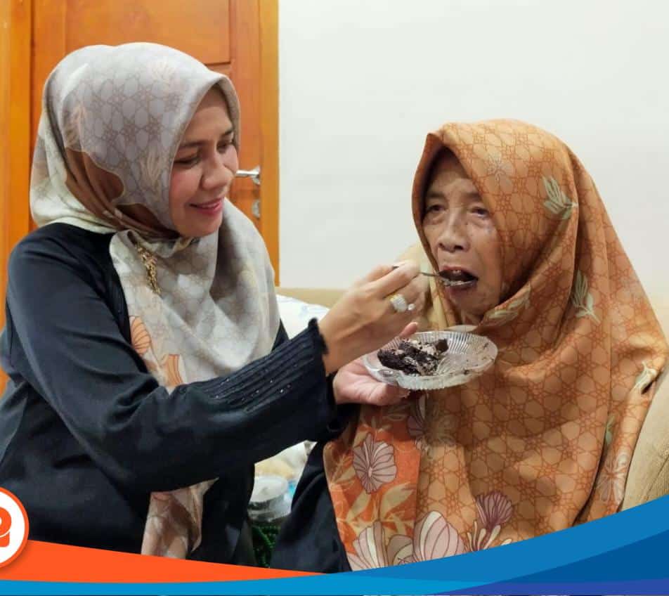 Almarhumah Ibu, Hj Siti Khadijah sebelum meninggal disuapin oleh anaknya ibu, Prof. Dr. Siti Mariah, MH., Rektor Universitas Dr. Soetomo Surabaya