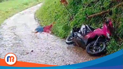 Korban pembacokan di Robalatal Sampang terkapar di jalan (Sumber : Screnshoot video viral milik warga). 