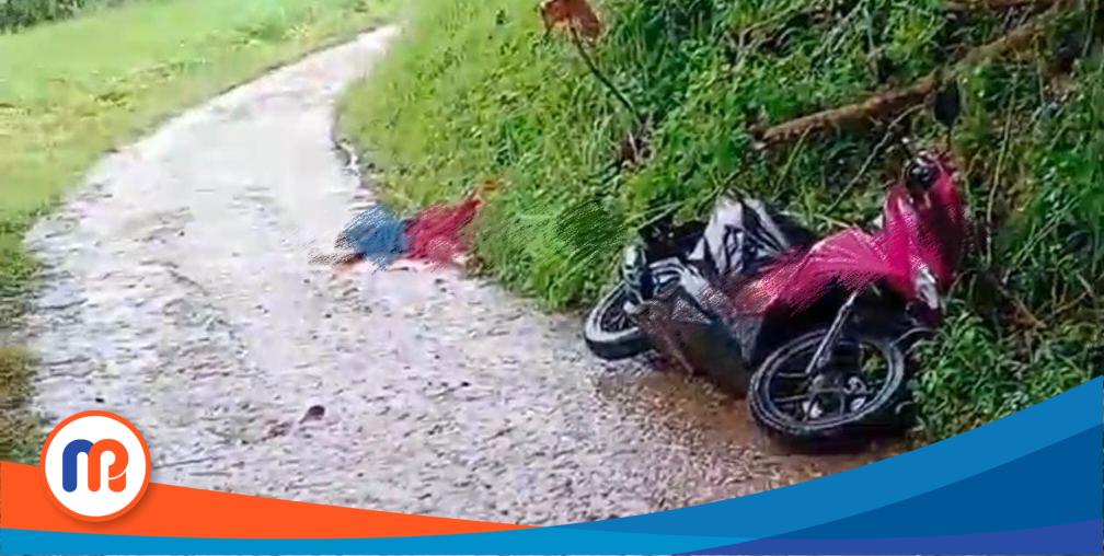 Korban pembacokan di Robalatal Sampang terkapar di jalan (Sumber : Screnshoot video viral milik warga). 