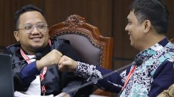 M. Ali Fernandes (kiri) selaku kuasa hukum Termohon pada sidang Mendengarkan Jawaban Termohon, Perkara Nomor 262/PHPU.GUB-XXIII/2025 Perselisihan Hasil Pemilihan Umum Gubernur Kalimantan Timur, pada Selasa (21/1) di Ruang Sidang Panel 3 MK