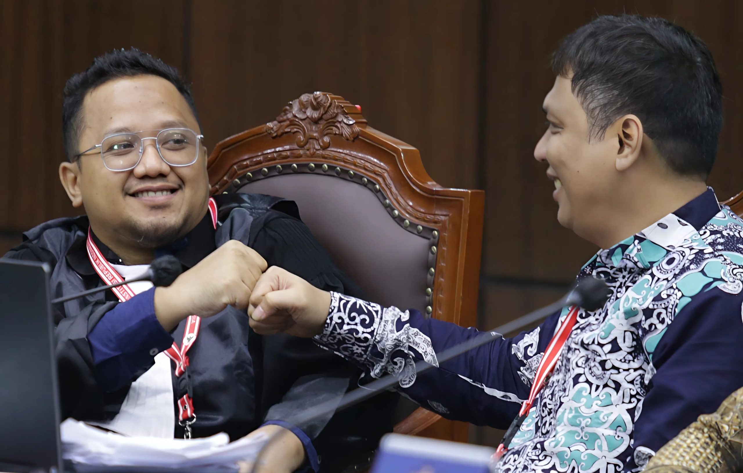 M. Ali Fernandes (kiri) selaku kuasa hukum Termohon pada sidang Mendengarkan Jawaban Termohon, Perkara Nomor 262/PHPU.GUB-XXIII/2025 Perselisihan Hasil Pemilihan Umum Gubernur Kalimantan Timur, pada Selasa (21/1) di Ruang Sidang Panel 3 MK