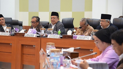 Abdul Wachid, Wakil Ketua Komisi VIII DPR RI sekaligus Ketua Panja Biaya Penyelenggaraan Ibadah Haji (BPIH), ketika membacakan Laporan Hasil Pembahasan Panja BPIH di Gedung Nusatara II, DPR RI, Senayan, Jakarta, Senin (06/01/2025)