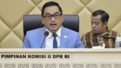 Ketua Komisi II DPR RI, Rifqinizamy Karsayuda, saat memimpin rapat kerja Komisi II DPR RI dengan Mendagri, KPU, Bawaslu dan DKPP di Gedung DPR RI, Rabu (22/01/2025)