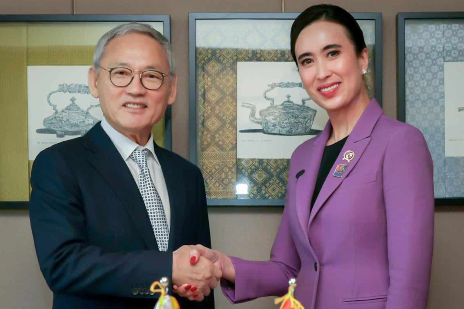 Menteri Pariwisata Widiyanti Putri Wardhana saat bertemu dengan Menteri Kebudayaan, Olahraga, dan Pariwisata Republik Korea, Yu In Chon, Johor Bahru, (18/01/2025)