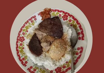 Nasi Petis adalah hidangan lezat yang kaya akan cita rasa berasal dari Kabupaten Bangkalan, Madura, Jawa Timur