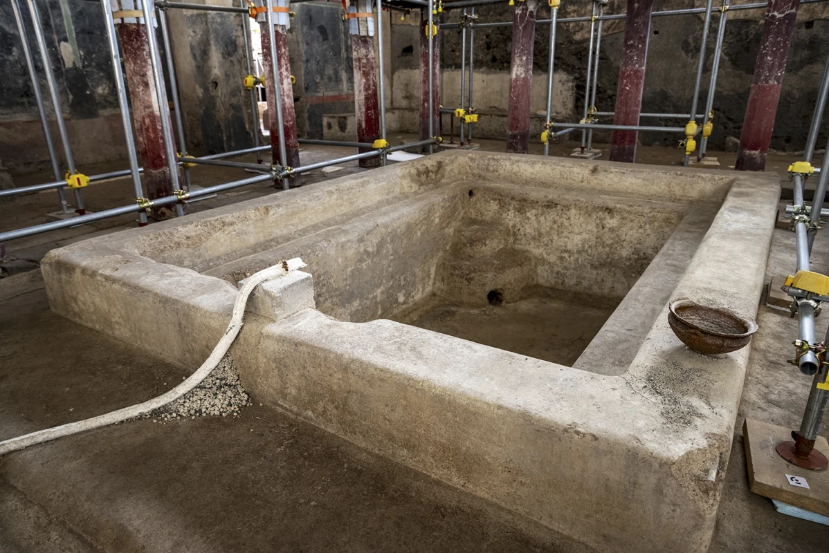 Gambar yang dirilis oleh Kantor Pers Taman Arkeologi Pompeii, Jumat (17/01/2025), memperlihatkan pemandian pribadi yang baru-baru ini ditemukan di situs arkeologi Pompeii (Sumber Foto: Kantor Pers Taman Arkeologi Pompeii via AP, HO).