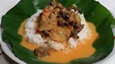 Sego Gandul kuliner khas Pati, Jawa Tengah. Kuliner ini awalnya dikenal dengan nama Sego Liwet atau Sego Campur