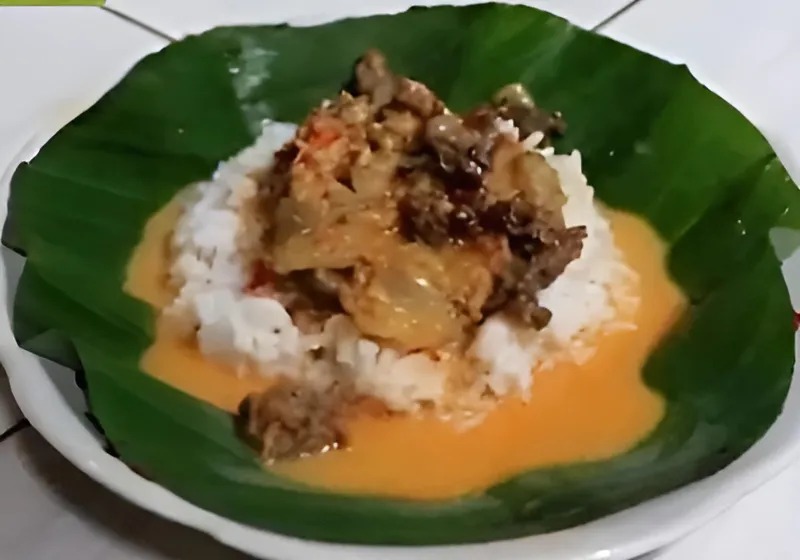 Sego Gandul kuliner khas Pati, Jawa Tengah. Kuliner ini awalnya dikenal dengan nama Sego Liwet atau Sego Campur